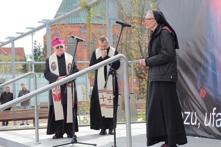 Koronka do Bożego Miłosierdzia na rynku w Koszalinie