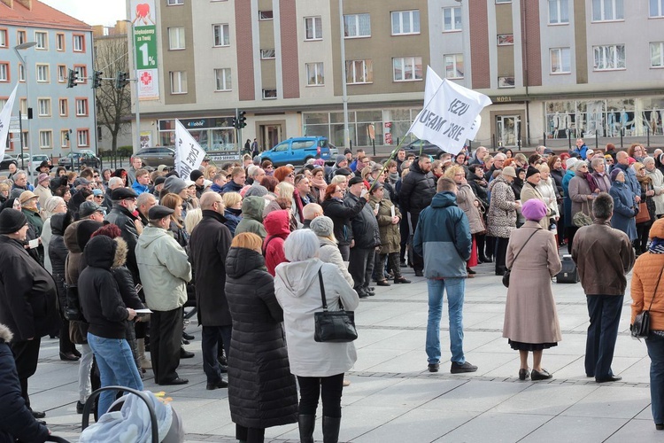 Koronka do Bożego Miłosierdzia na rynku w Koszalinie