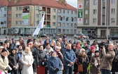 Koronka do Bożego Miłosierdzia na rynku w Koszalinie