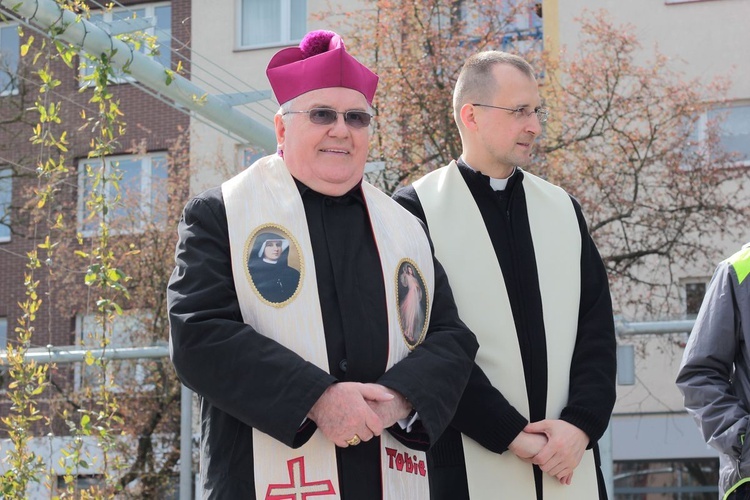 Koronka do Bożego Miłosierdzia na rynku w Koszalinie