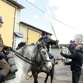 ▼	Motocykliści przekazali sztafetową pałeczkę jeźdźcom na koniach. Pierwszy z lewej ks. Rafał Przybyła.