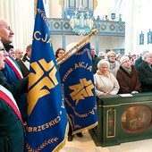 ►	Na jubileuszowe uroczystości zjechali się do Skrzatusza, żeby podziękować i oddać się w opiekę Maryi na kolejne lata. 