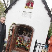 ▲	Pani Krystyna, która od 50 lat opiekuje się kapliczką, i ks. Andrzej Wanat, proboszcz Laskowej.