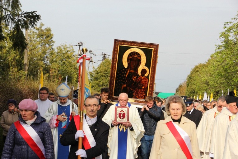 Procesja z ikoną jasnogórską wiodła udekorowaną aleją