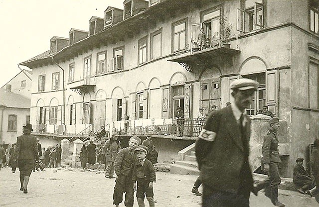 ◄	Dzieci z dzielnicy żydowskiej w Lublinie w czasie wojny.
