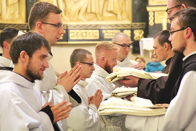 ▲	Zakonnicy wyświęceni na diakonów przyjmują szaty liturgiczne. 