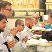 ▲	Zakonnicy wyświęceni na diakonów przyjmują szaty liturgiczne. 