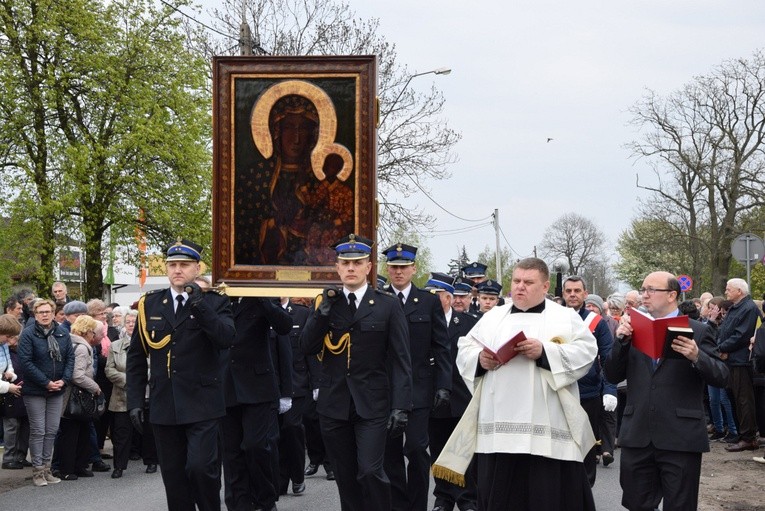 Powitanie ikony MB Częstochowskiej w parafii św. Jadwigi w Kutnie