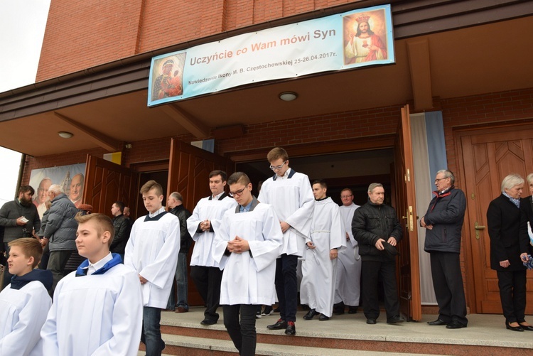 Powitanie ikony MB Częstochowskiej w parafii św. Jadwigi w Kutnie