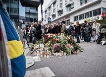 Miejsce w centrum Sztokholmu, gdzie Rachmat Akiłow wjechał ciężarówką w tłum, zabijając 4 osoby i raniąc kilkanaście.