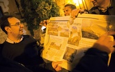 Burmistrz Giuseppe Ferrarello (z lewej) cieszy się z kolejnego artykułu na temat domów  za jedno euro.