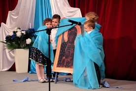 Dzieci z przedszkola "Pod Świerkami" podczas występu przytuliły się do obrazu Matki Bożej Częstochowskiej