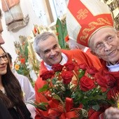 Młodzi dziękują za udzielenie sakramentu bierzmowania w kościele w Pustkowie - Osiedlu  