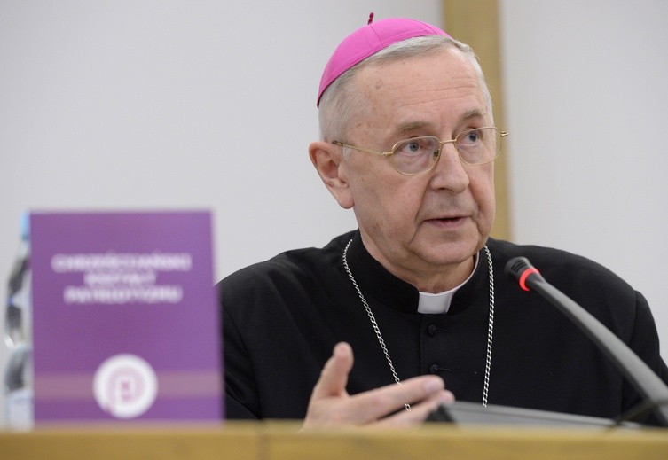 Abp Gądecki: Ojczyzna nie może cieszyć się bałwochwalczą miłością