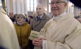 Reprezentanci dekanatu czarnoleskiego z dziekanem ks. kan. Augustynem Rymarczykiem w radomskiej katedrze podczas przekazania różańców i świec na Jerycho Różańcowe