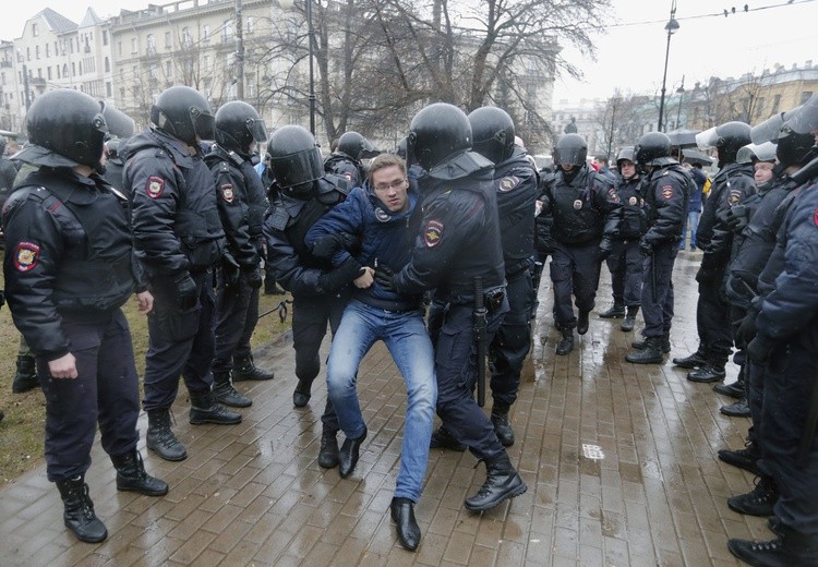 Dziesiątki zatrzymanych podczas protestu w Petersburgu
