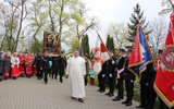 Strażacy oddają hołd Maryi przed wejściem procesji do świątyni