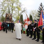 Strażacy oddają hołd Maryi przed wejściem procesji do świątyni