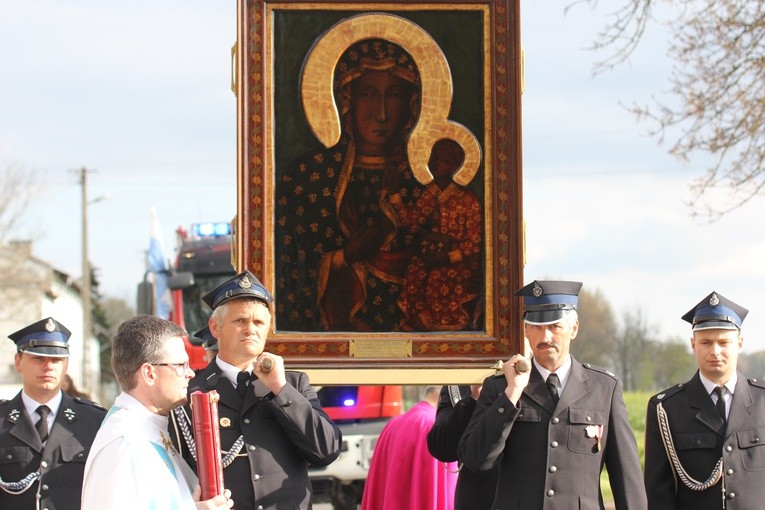 Panią Jasnogórską do świątyni na swoich ramionach wnieśli strażacy