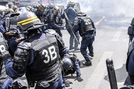 Francja: Trzej policjanci zostali ranni podczas starć w Paryżu