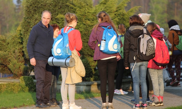 Grupki pielgrzymów pod opieką gospodarzy udały się na pierwszy nocleg