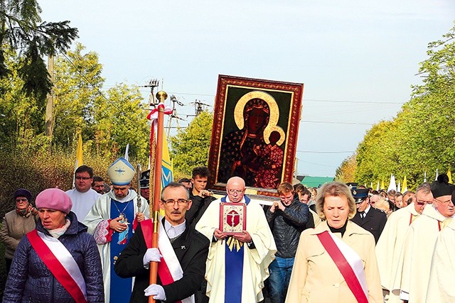 Obraz Matki Bożej niesiony w orszaku do kościoła w Woźniakowie.