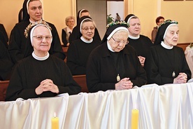 ▲	Jubileuszowa Msza św., w trakcie której siostry odnowiły swoje  śluby, odbyła się  w zielonogórskiej kaplicy Zgromadzenia Sióstr  św. Elżbiety.