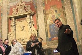 ▼	Ks. Stefan Cegłowski, proboszcz katedry płockiej, oprowadza uczestników po kaplicy.