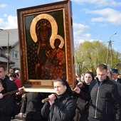 Ikonę jasnogórską niosą siostry pasjonistki ze strzeleckiej współnoty