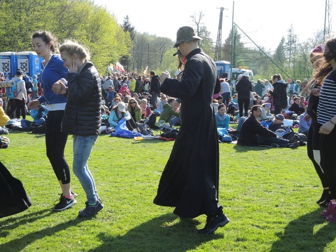 Na boisku w Wysokiej 2017 - tańce i odpoczynek