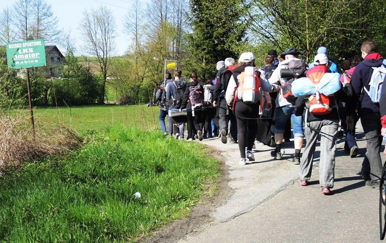 Pielgrzymi na trasie drugiego dnia - 1 maja 2017 r.