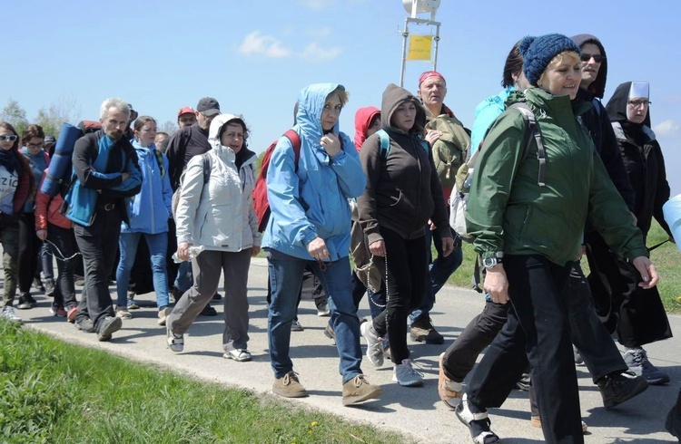 Pielgrzymi na trasie drugiego dnia - 1 maja 2017 r.