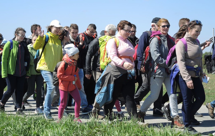 Pielgrzymi na trasie drugiego dnia - 1 maja 2017 r.