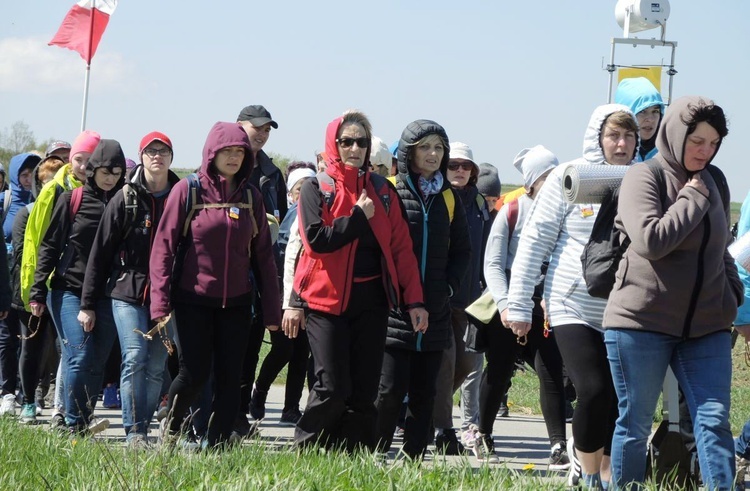 Pielgrzymi na trasie drugiego dnia - 1 maja 2017 r.