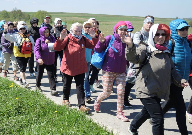 Pielgrzymi na trasie drugiego dnia - 1 maja 2017 r.