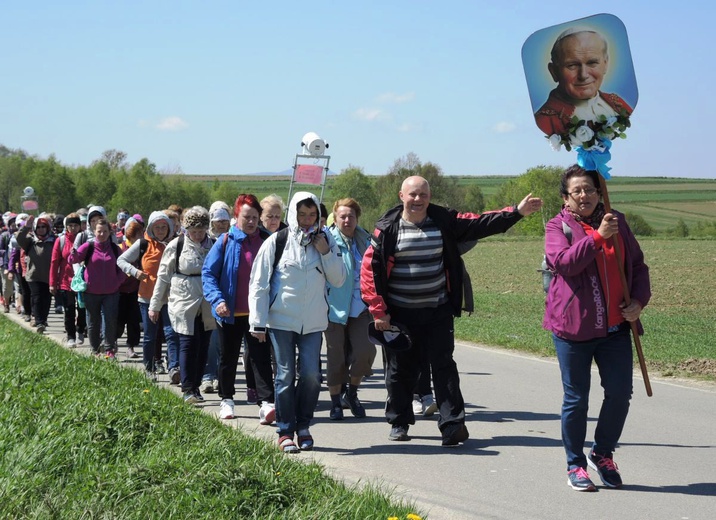 Pielgrzymi na trasie drugiego dnia - 1 maja 2017 r.