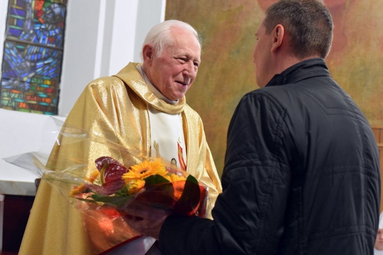 Kolejny kapłan uhonorowany złotym krzyżem