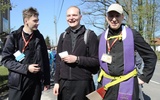 Dwumetrowcy na trasie do Łagiewnik - od lewej: kl. Mateusz Steczek, kl. Damian Dejner i ks. Wojtek Olesiński