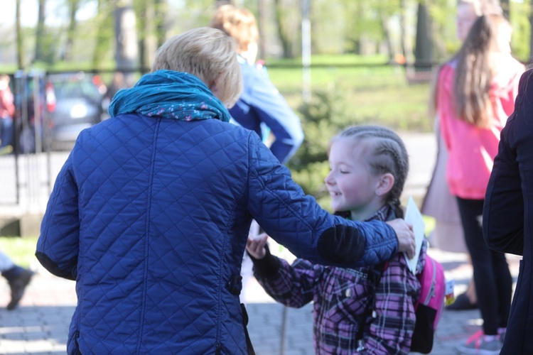 Poświęcenie witraża Bożego Miłosierdzia w kościele w Nidku