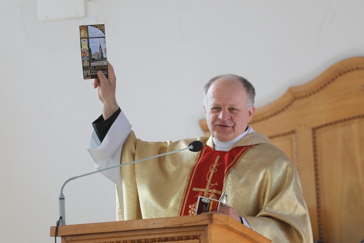 Poświęcenie witraża Bożego Miłosierdzia w kościele w Nidku