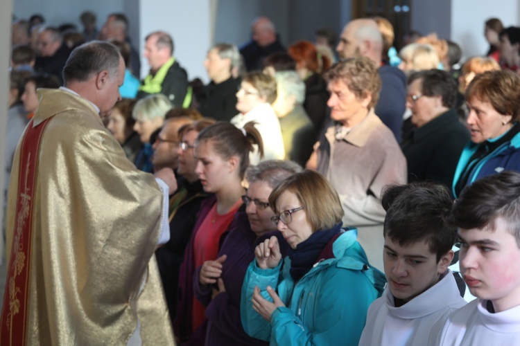 Poświęcenie witraża Bożego Miłosierdzia w kościele w Nidku