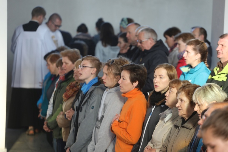 Poświęcenie witraża Bożego Miłosierdzia w kościele w Nidku