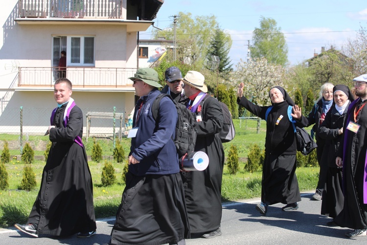 Pielgrzymi wspierają remont klasztoru sióstr klarysek od Wieczystej Adoracji w Kętach - 2017