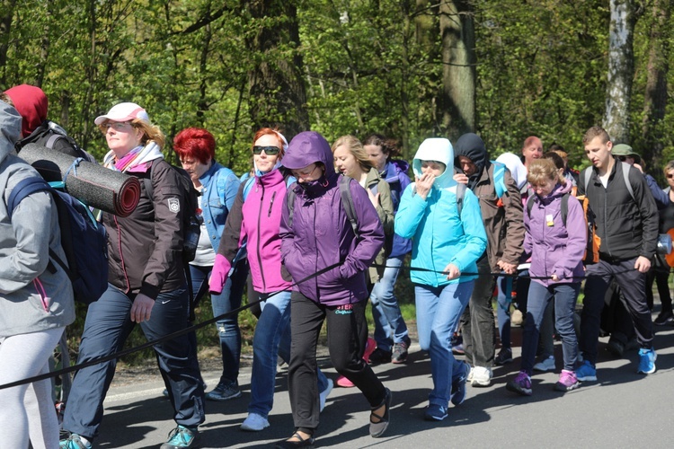 Pielgrzymi wspierają remont klasztoru sióstr klarysek od Wieczystej Adoracji w Kętach - 2017