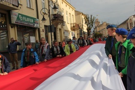 Około 200 harcerzy wspieranych przez mieszkańców poniosło ulicami Skierniewic 100-metrową flagę