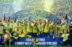  Piłkarze Arki Gdynia z Pucharem Polski.