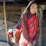 Dziewczyna z tradycyjnym koszem zaczepianym na czole.