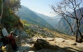 Na ścieżce do wioski Tipling. To ostatnia osada na szlaku wiodącym do pasma Ganesh Himal. Dalej już tylko lodowce. Niedaleko wznosi się Manaslu (8156).