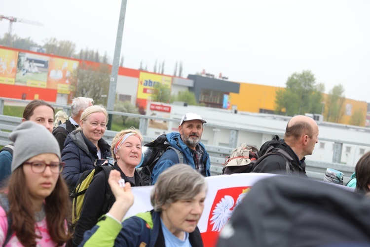 5. pielgrzymka diecezjalna z Hałcnowa wkracza do Łagiewnik