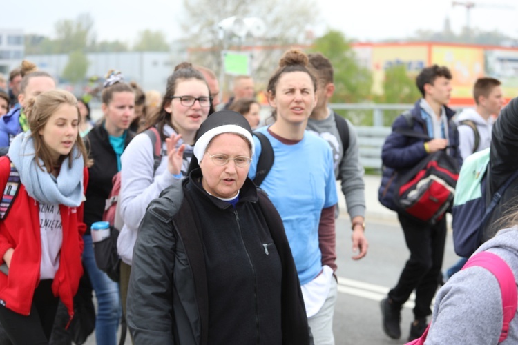 5. pielgrzymka diecezjalna z Hałcnowa wkracza do Łagiewnik